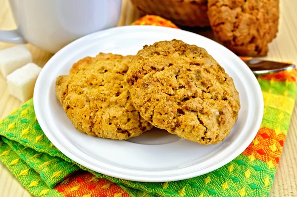 Galletas en una tabla de madera con una taza — Foto de Stock