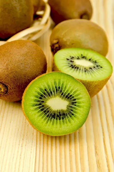 Kiwi di papan — Stok Gambar Kiwi di papan Stok Lukisan