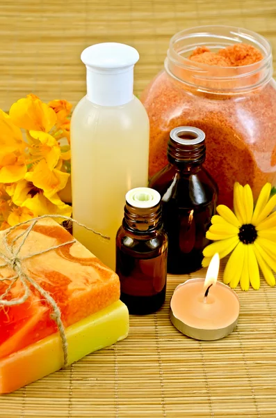 Aceite y loción con flores y velas —  Fotos de Stock