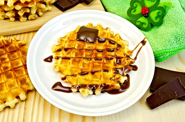 Waffles círculo com chocolate e guardanapo verde — Fotografia de Stock