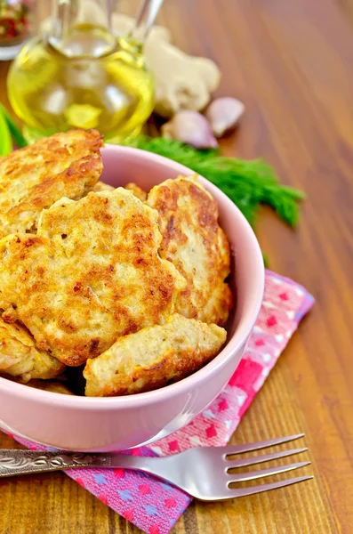 Fritters chicken in a pink bowl on a napkin — Stock Photo, Image