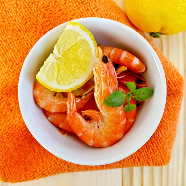 Shrimp in a white bowl on orange napkin — Stock Photo, Image