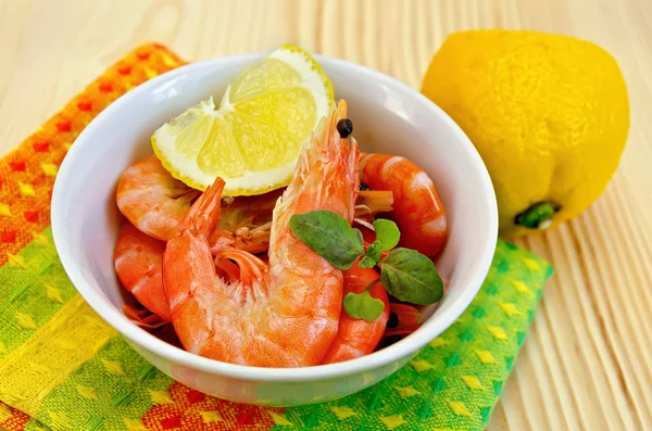 Shrimp in a white bowl with lemon — Stock Photo, Image