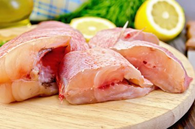 yağı ve limon ile levrek fileto