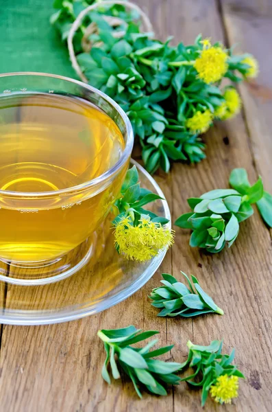 Kräutertee mit Rhodiola rosea in der Tasse auf dem Brett — Stockfoto