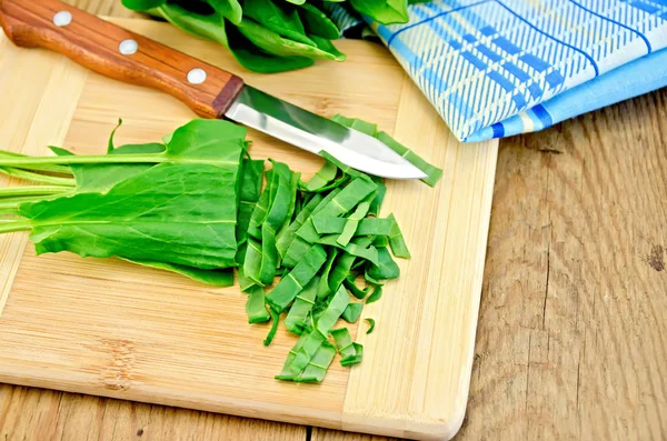 Taglio di acetosa su un'asse con un coltello e un tovagliolo — Foto Stock