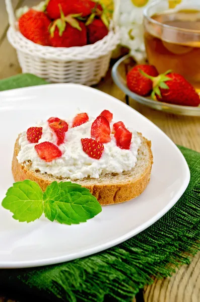 Pan con crema de cuajada y fresas en una tabla —  Fotos de Stock