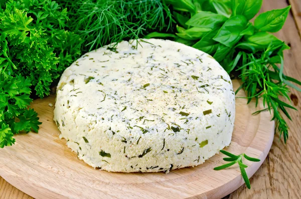 Brânză rotundă de casă cu condimente — Fotografie, imagine de stoc