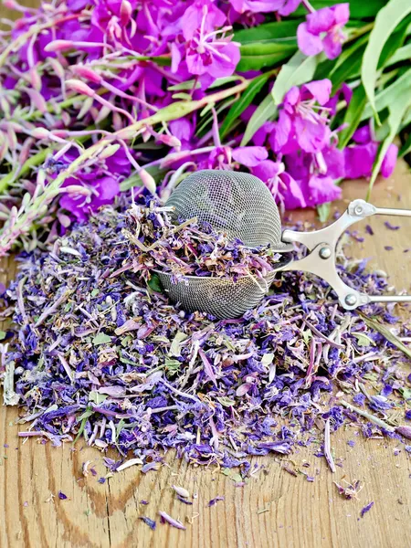 Chá de ervas de lareira seco e fresco com um coador — Fotografia de Stock