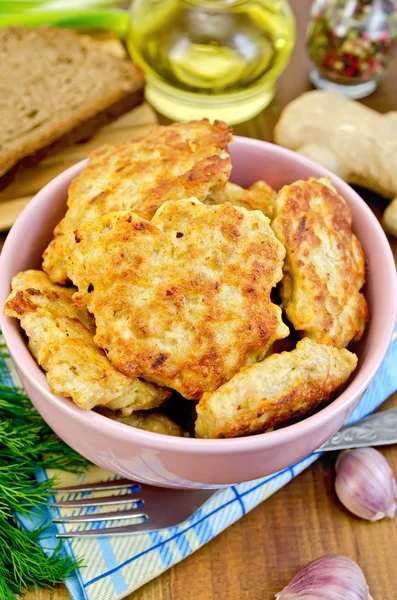 Krapfen Huhn mit Brot und Gewürzen an Bord — Stockfoto