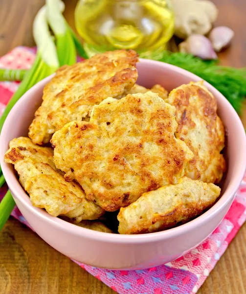 Krapfen Huhn mit Gewürzen an Bord — Stockfoto