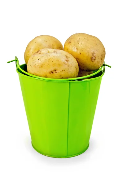 Batatas amarelas em um balde verde — Fotografia de Stock