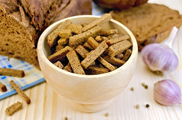 Domácí žitný chléb s krutony v misce — Stock fotografie
