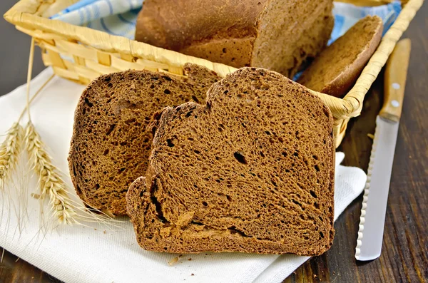 Zelfgemaakte roggebrood met oren aan boord — Stockfoto