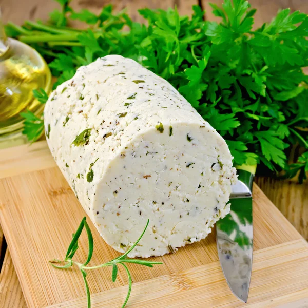 Formaggio fatto in casa con erbe e coltello a bordo — Foto Stock