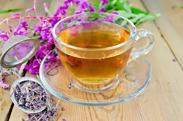 Herbal tea from fireweed in a glass cup with strainer — Stock Photo, Image