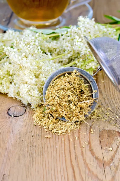 Meadowsweet süzgeç ve cam bardak bitkisel çay — Stok fotoğraf