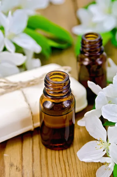 Óleo sabão aromático e branco com flores de maçã — Fotografia de Stock