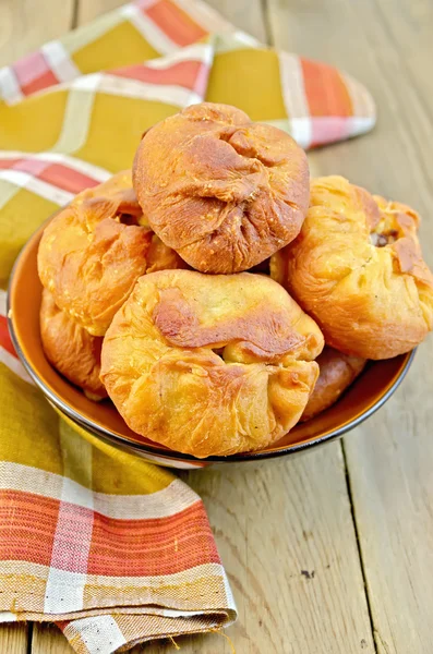 Pasteitjes gebakken op het bord met een doek — Stockfoto