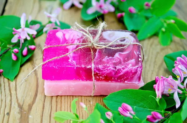 Zeep zelfgemaakte roze met bloemen van kamperfoelie — Stockfoto