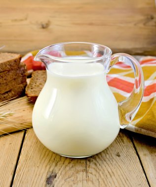 bir sürahi çavdar ekmeği ve kırmızı peçete ile süt