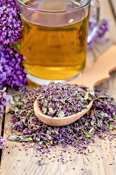 Kräutertee aus Oregano mit einem Löffel im Becher — Stockfoto