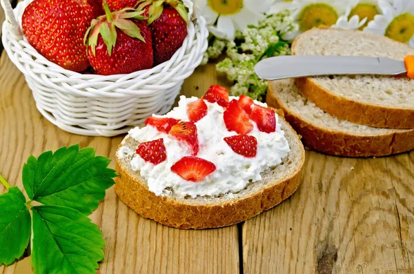 Bread with curd cream and strawberries with a basket — Stock Photo, Image