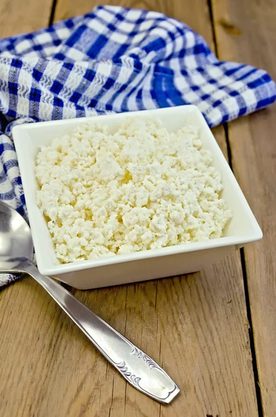 Ricotta con tovagliolo blu sulla tavola — Foto Stock