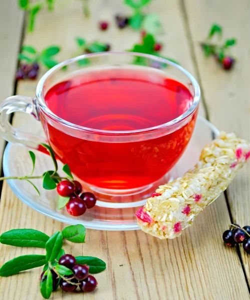 Tea with granola and lingonberries — Stock Photo, Image