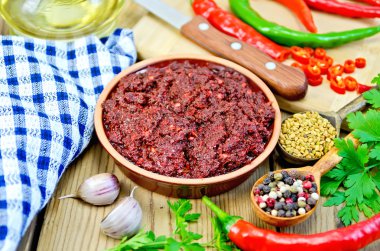 Taze biber ve gemide yağ ile adjika