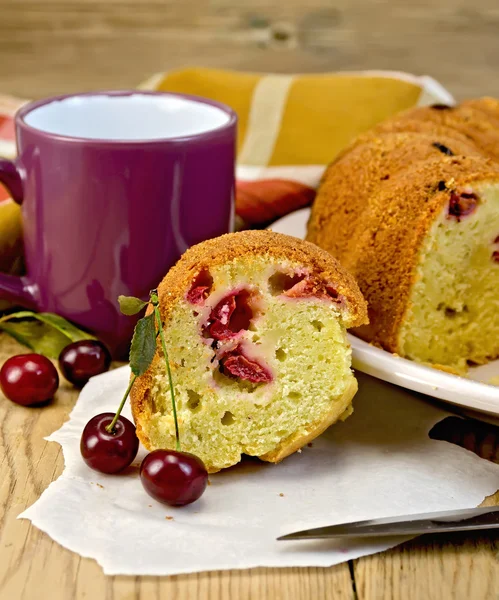 Торт с ягодами вишни и кружка на доске — стоковое фото