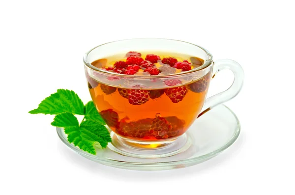 Te med hallon och ett blad i en kopp — Stockfoto
