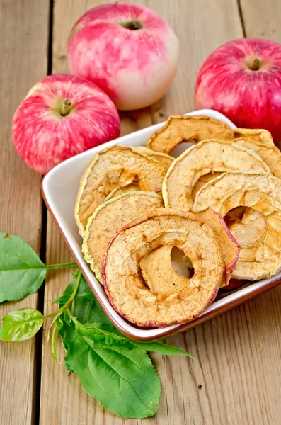 Äpfel frisch und getrocknet rot in einer Schüssel auf dem Brett — Stockfoto