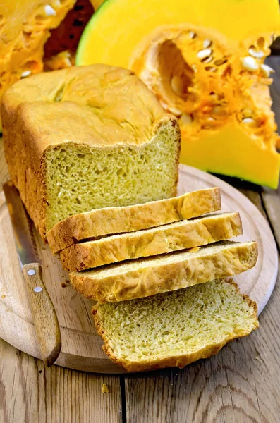 Pane zucca fatta in casa su una tavola con un coltello — Foto Stock