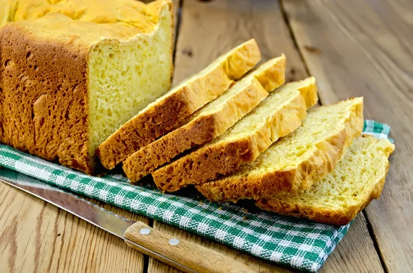Ψωμί κίτρινο σε ένα πράσινο χαρτοπετσέτα — Φωτογραφία Αρχείου