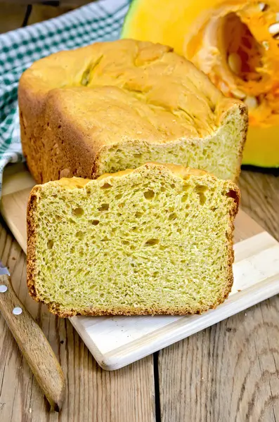 Zucca di pane su un'asse con una zucca — Foto Stock