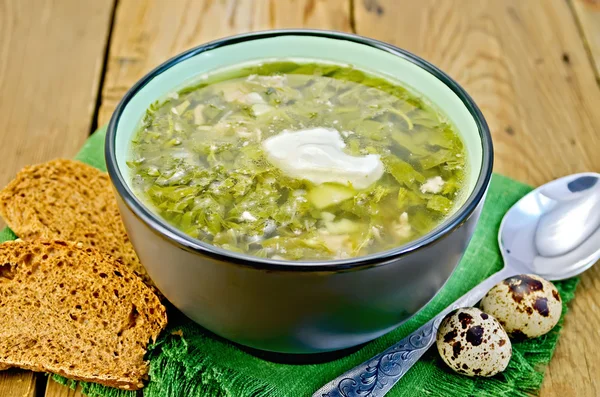 Sopa verde de ervas no tabuleiro — Fotografia de Stock