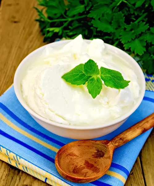 Yogurt in una ciotola bianca con menta — Foto Stock