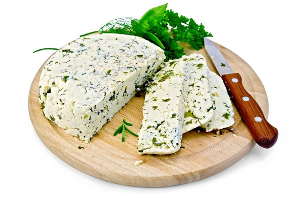 Сыр домашний со специями на круглой доске — стоковое фото