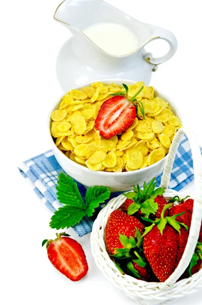 Cornflakes au lait dans une cruche et fraises — Photo