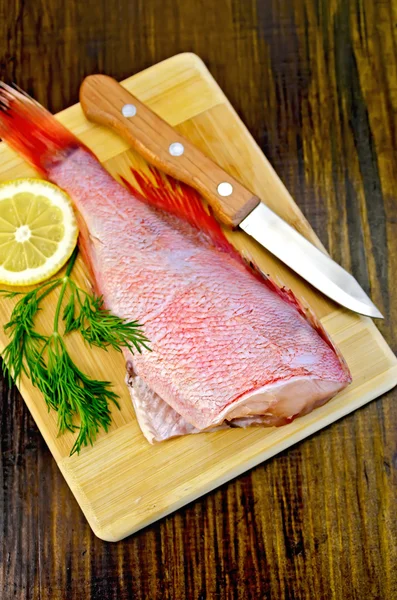 Filete de lubina con eneldo y cuchillo a bordo — Foto de Stock