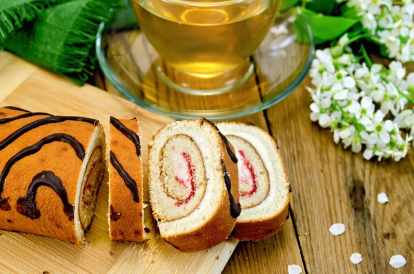 Roulade con crema y mermelada en el tablero —  Fotos de Stock