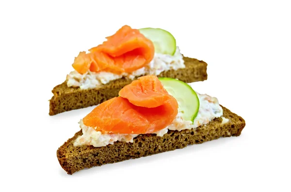 Sandwiches on bread with salmon and cucumber — Stock Photo, Image