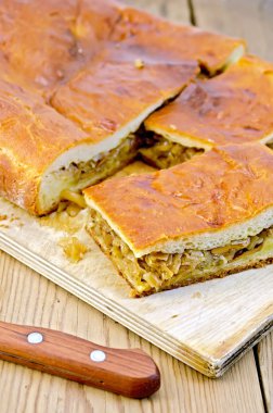 lahana ve bir bıçak ile bir tahtada mantarlı börek