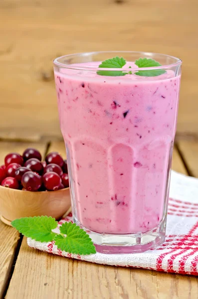 Susu koktail dengan cranberry di papan — Stok Foto