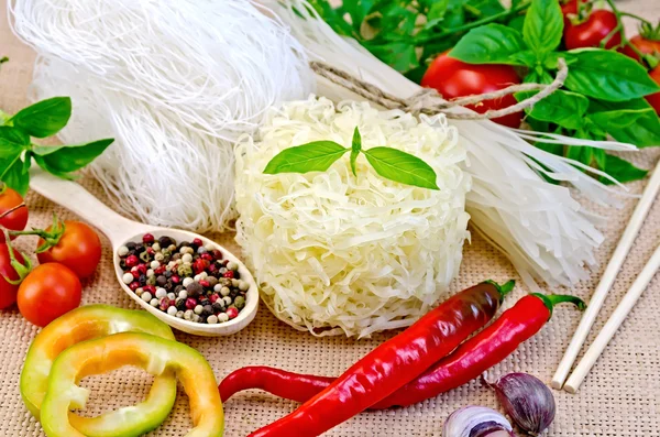 Különböző paprika és zsákolás zöldség tészta rizs — Stock Fotó