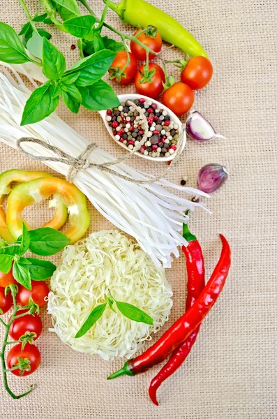 Fideos arroz diferente con pimientos y verduras —  Fotos de Stock