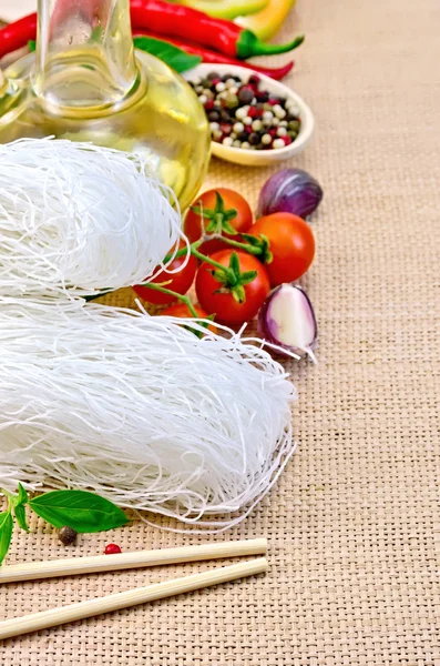Arroz macarrão branco com pimentas e legumes — Fotografia de Stock
