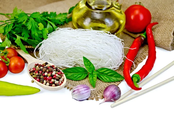 Arroz macarrão branco com especiarias e legumes — Fotografia de Stock