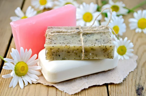 Sapone con camomilla su una tavola — Foto Stock